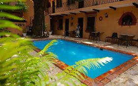 Habitación, desayuno, jacuzzi y piscina